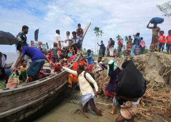 Evacuán a más de 2 millones de personas en Bangladesh e India ante llegada de ciclón 