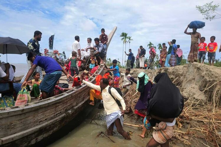 Evacuán a más de 2 millones de personas en Bangladesh e India ante llegada de ciclón