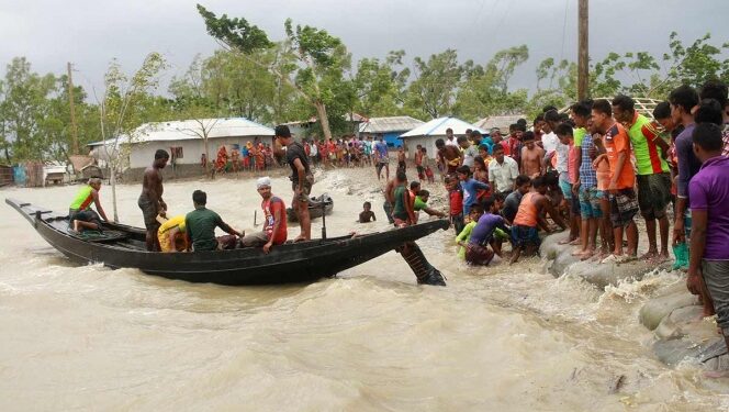 Suman 84 muertos tras paso de devastador ciclón por Bangladesh e India