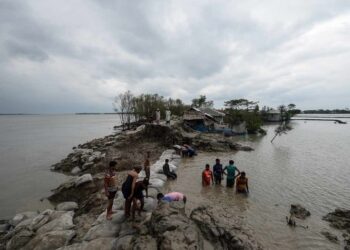 Suman 84 muertos tras paso de devastador ciclón por Bangladesh e India