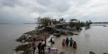 Suman 84 muertos tras paso de devastador ciclón por Bangladesh e India