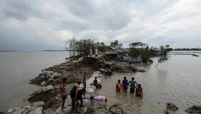 Suman 84 muertos tras paso de devastador ciclón por Bangladesh e India