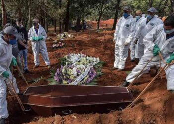 ‘Es uno tras otro, esto no para”, hasta 60 entierros por día en Brasil