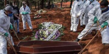 ‘Es uno tras otro, esto no para”, hasta 60 entierros por día en Brasil
