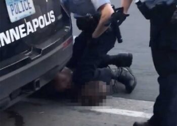 Policía de EU aplasta del cuello a afroamericano y lo mata
