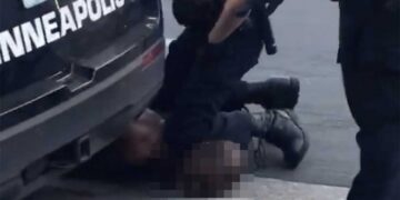 Policía de EU aplasta del cuello a afroamericano y lo mata