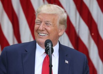 Amenaza Trump con cerrar plataformas de redes sociales