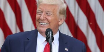 Amenaza Trump con cerrar plataformas de redes sociales