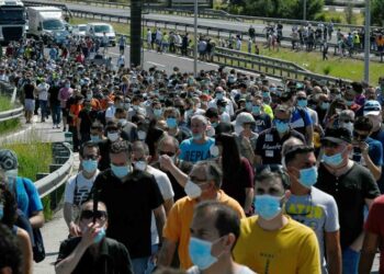 Trabajadores protestan por cierre de la empresa Nissan en Barcelona