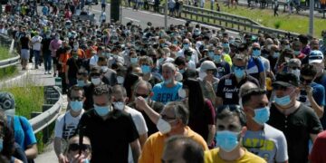 Trabajadores protestan por cierre de la empresa Nissan en Barcelona