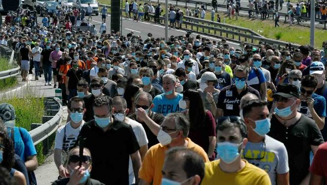 Trabajadores protestan por cierre de la empresa Nissan en Barcelona