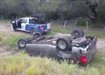 Chofer se lesiona al volcar camioneta