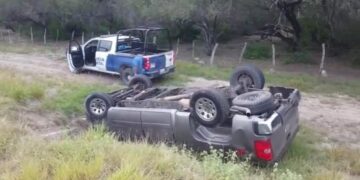 Chofer se lesiona al volcar camioneta