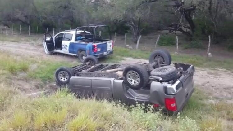 Chofer se lesiona al volcar camioneta