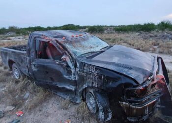 Chofer se salva de morir en volcadura carretera en Camargo