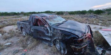 Chofer se salva de morir en volcadura carretera en Camargo