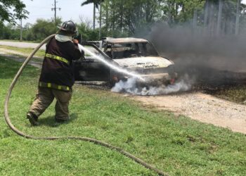Se incendia camioneta en carretera Victoria-Monterrey