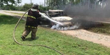 Se incendia camioneta en carretera Victoria-Monterrey