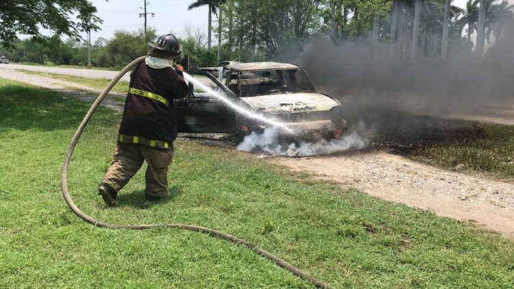 Se incendia camioneta en carretera Victoria-Monterrey