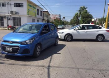 Falla en semáforo causa accidente