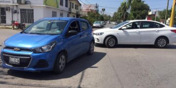 Falla en semáforo causa accidente