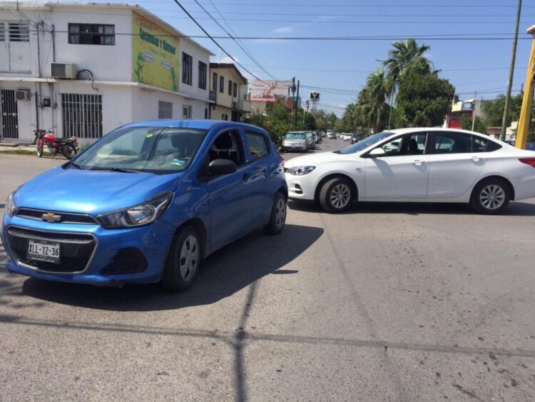 Falla en semáforo causa accidente