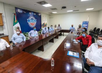 Entrega alcalde de Nuevo Laredo apoyos a  primaria y 3 Supervisiones