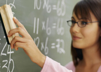 Adeuda SET a maestros pago de becas y lentes