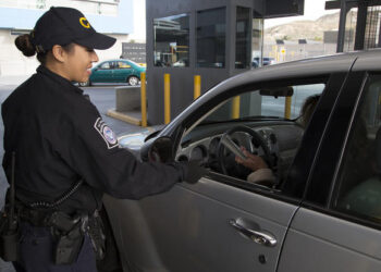 Continuará restricción de viajes no esenciales a EU: Embajador