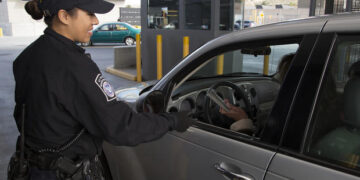 Continuará restricción de viajes no esenciales a EU: Embajador