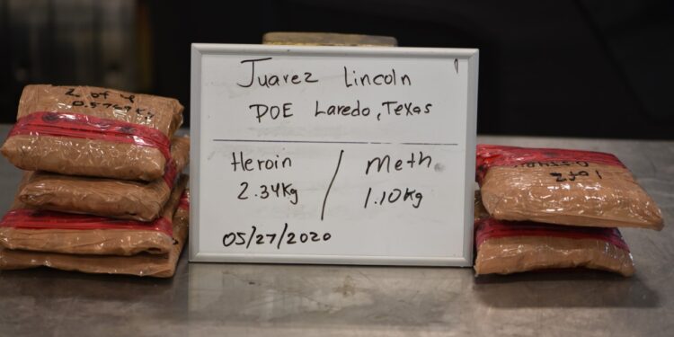 Atrapan a mexicanos con cargas de heroína, metanfetamina y marihuana