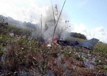 Cae avión en Bolivia con repatriados españoles; hay seis muertos