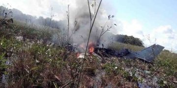 Cae avión en Bolivia con repatriados españoles; hay seis muertos