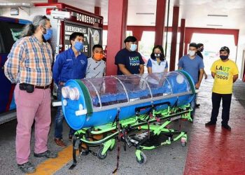 Donan a PCyB cápsula para trasladar enfermos Covid-19