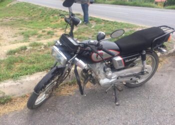 Se lesiona motociclista al chocar con auto
