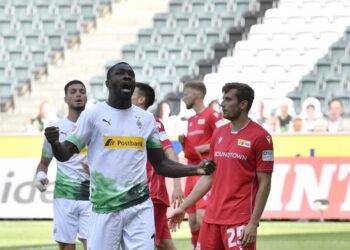 Mönchengladbach mantiene ilusión de Champions