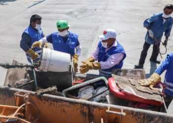 Junta 45 tons. de cacharros  ‘Campaña contra Dengue’