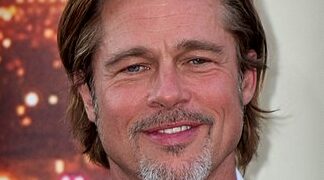 Brad Pitt envía mensaje a universitarios graduados