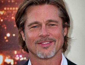 Brad Pitt envía mensaje a universitarios graduados