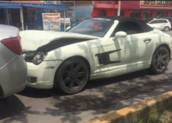 Empleado causa choque por distraído