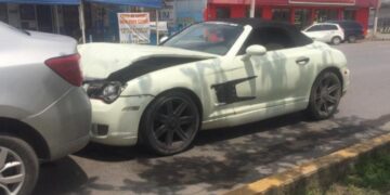 Empleado causa choque por distraído