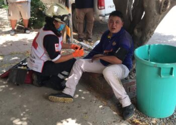 Repartidor cae de motocicleta y se golpea