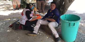 Repartidor cae de motocicleta y se golpea