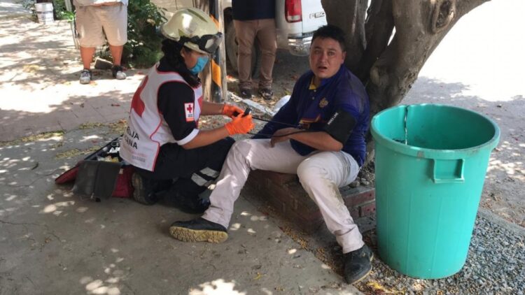 Repartidor cae de motocicleta y se golpea