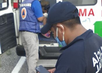 Seis heridos al volcar camioneta en carretera de Padilla