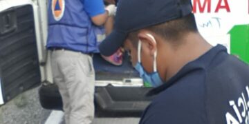 Seis heridos al volcar camioneta en carretera de Padilla