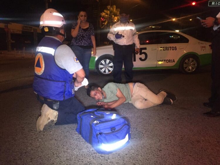 Auto embiste a ciclista y lo lesiona