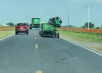 Alerta en carreteras por movilización de trilladoras para cosecha de sorgo