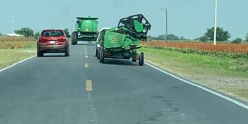 Alerta en carreteras por movilización de trilladoras para cosecha de sorgo