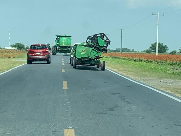 Alerta en carreteras por movilización de trilladoras para cosecha de sorgo